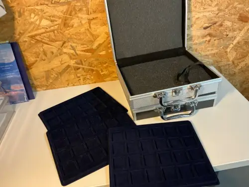 2 Münzkoffer mit Einlageblättern (33972)