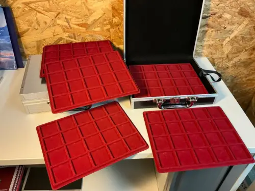 2 Münzkoffer mit Einlageblättern (33972)