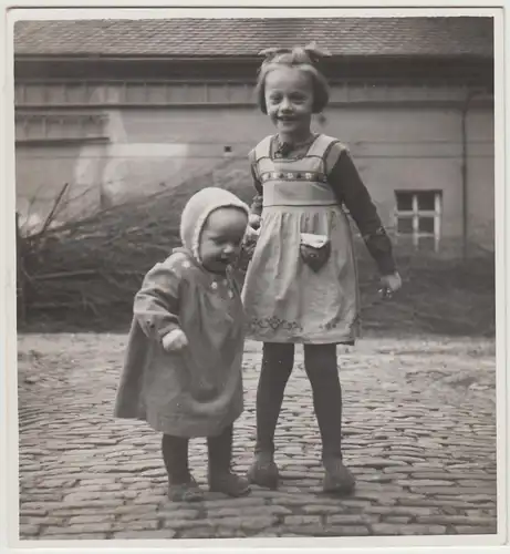 (F31117) Orig. Foto Kinder auf der Pflasterstraße 1920/30er