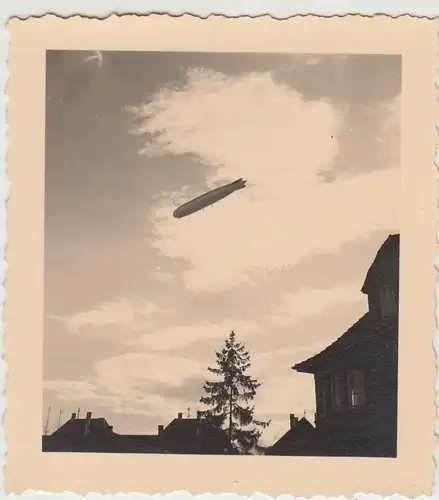 (F31105) Orig. Foto Luftschiff Zeppelin über den Häusern 1930er