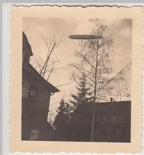(F31104) Orig. Foto Luftschiff Zeppelin über den Häusern 1930er