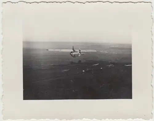 (F31094) Orig. Foto Segelflugzeug Schulgleiter im Flug ü. Kirchheim Teck 1930er