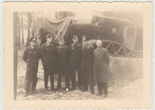 (F31079) Orig. Foto Soldaten vor Junkers W 32 ohne Tragflächen