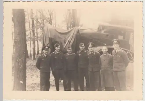 (F31078) Orig. Foto Soldaten vor Junkers W 32 ohne Tragflächen
