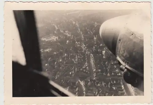 (F31073) Orig. Foto Überflug über einer Stadt, Blick aus Bomber 1940er