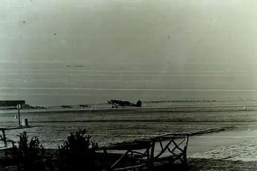 (F31055) Orig. Negativ He 111 auf dem Flugplatz Altenburg 2.WK