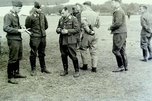 (F31045) Orig. Negativ Luftwaffe-Soldaten am Flugzeug 1940er