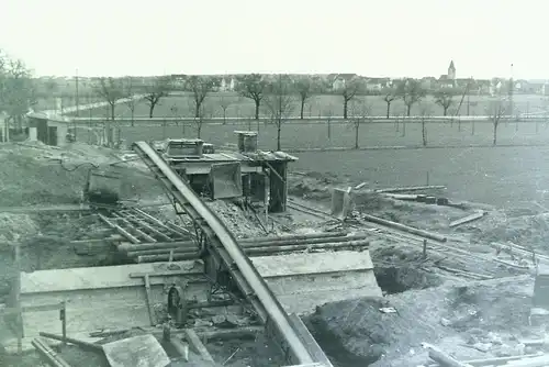 (F31040) O. Negativ Flugplatz Altenburg, Baustelle, im Hintergrund Nobitz 1940er