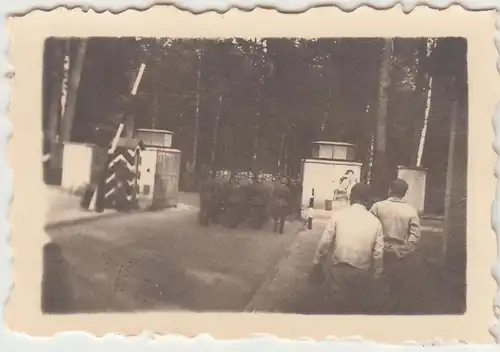 (F31034) Orig. Mini-Foto Flugplatz Altenburg, Soldaten am Eingang Peniger Straße