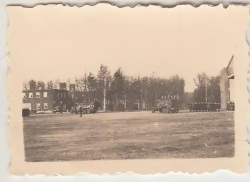 (F31032) O.Mini-Foto Flugplatz Altenburg, LKWs vor Halle III u. Feuerwehrgebäude