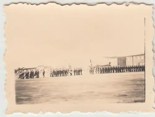 (F31031) Orig. Mini-Foto Flugplatz Altenburg, Soldaten vor Halle II u. Feuerwehr