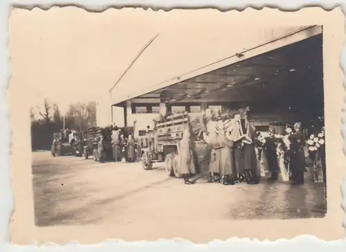 (F31024) Orig. Mini-Foto Flugplatz Altenburg, Beerdigung LKWs vor Halle III