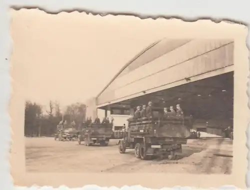 (F31023) Orig. Mini-Foto Flugplatz Altenburg, Beerdigung LKWs vor Halle III