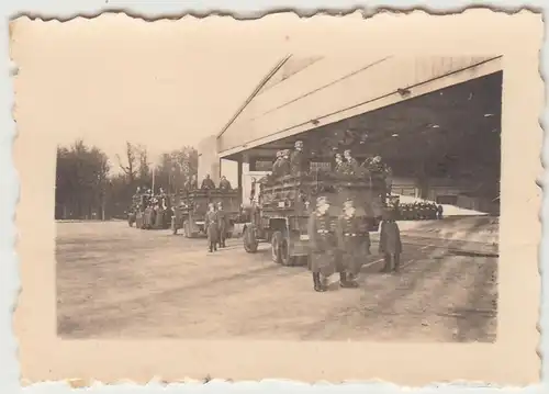 (F31022) Orig. Mini-Foto Flugplatz Altenburg, Beerdigung LKWs vor Halle III