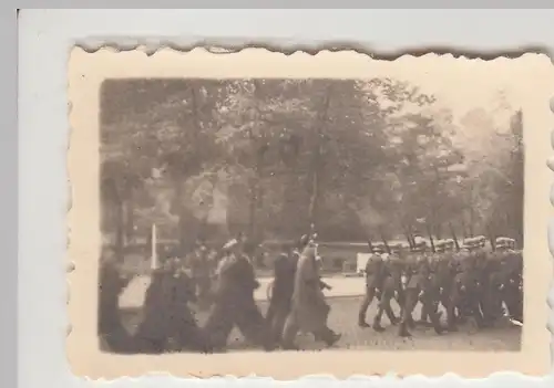 (F31020) Orig. Mini-Foto Flugplatz Altenburg, Soldaten im Kasernengelände