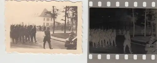 (F31016) O.Mini-Foto mit Negativ Flugplatz Altenburg, Soldaten vor Kaserne