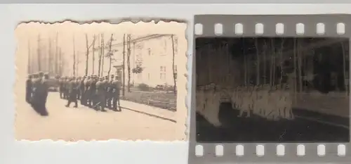 (F31015) O.Mini-Foto mit Negativ Flugplatz Altenburg, Soldaten vor Kaserne