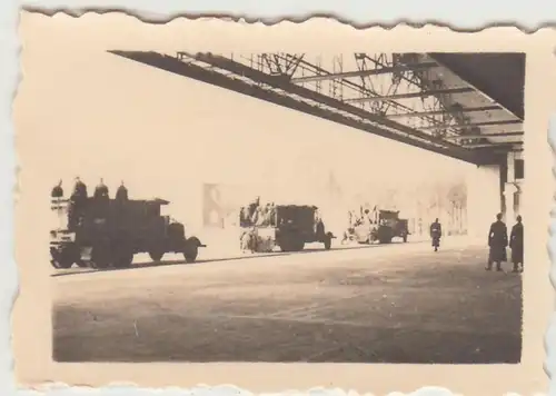 (F31014) Orig. Mini-Foto Flugplatz Altenburg, Beerdigung LKWs vor Halle III