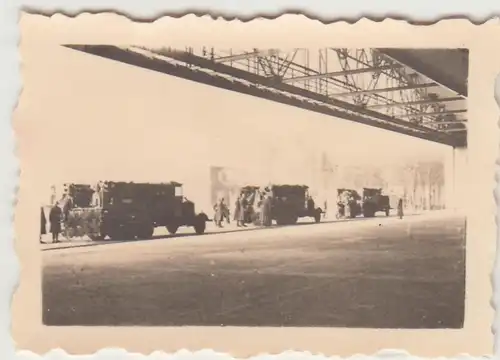 (F31013) Orig. Mini-Foto Flugplatz Altenburg, Beerdigung LKWs vor Halle III