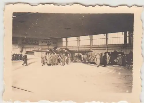 (F31008) Orig. Mini-Foto Flugplatz Altenburg, Beerdigung Halle III Do-17 1930er