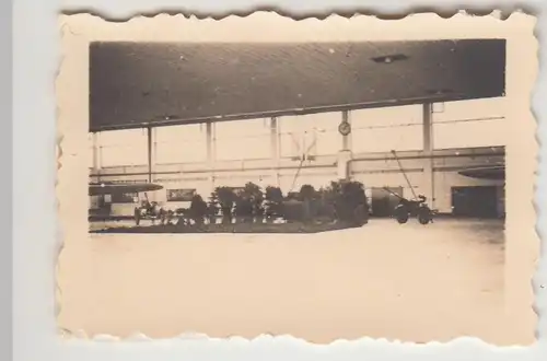 (F31003) Orig. Mini-Foto Flugplatz Altenburg,Beerdigung in Halle III 1930er