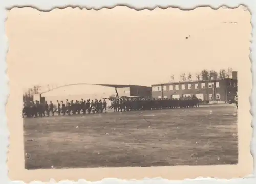 (F31000) Orig. Mini-Foto Flugplatz Altenburg,Blick a.Halle II u.Feuerwehr 1930er