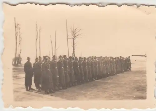 (F30999) Orig. Mini-Foto Flugplatz Altenburg, Soldaten angetreten 1930er