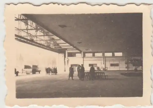 (F30994) Orig. Mini-Foto Flugplatz Altenburg, Flugzeughalle III Inneres 1930er