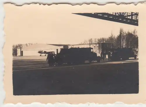 (F30993) Orig. Mini-Foto Flugplatz Altenburg,Blick a.Halle II u.Feuerwehr 1930er