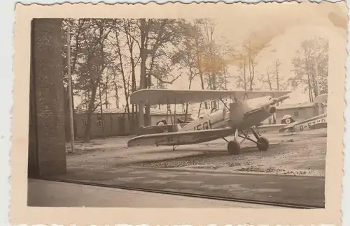 (F30989) Orig. Foto Flugplatz Altenburg, Arado Ar 66 >D-IEQI< vor Halle III