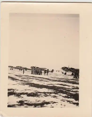 (F30960) Orig. Foto Flugplatz Altenburg, aufgereihte Do 17 d. KG 153 im Winter