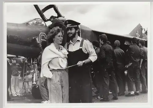 (F30947) Orig. Foto Flugplatz Altenburg, GST-Angehörige an MiG-23, 1988
