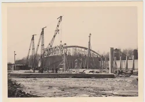 (F30918) O.Foto Flugplatz Altenburg Nobitz, Bau Halle IV, Derrick-Kräne 1930er