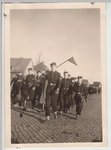 (F14040) Orig. Foto Hitlerjugend marschiert, Bann-Geländespiel Herbst 1942