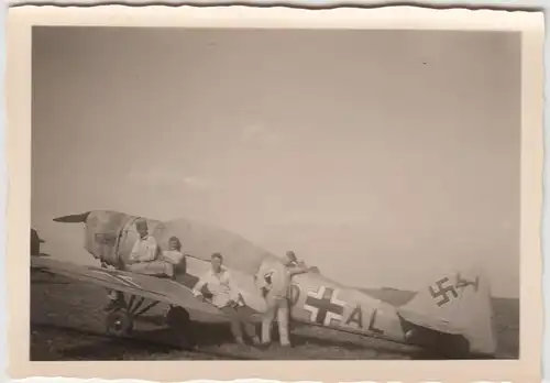 (F11806) Orig. Foto Luftwaffe-Soldaten an einer verhüllten Klemm 35