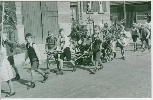 (F11787) Orig. Foto Kinder Pimpfe, Umzug geschmückter Wagen 1933-45, Repro