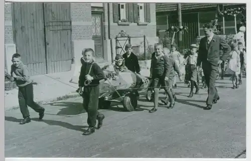 (F11786) Orig. Foto Kinder Pimpfe, Fest-Umzug mit Flugzeugrumpf 1933-45, Repro