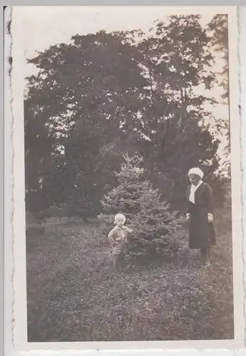 (F10889) Orig. Foto Apolda, Frau und Mädchen im Park 1932