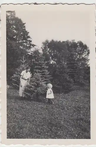 (F10887) Orig. Foto Apolda, Frau und Mädchen im Park 1932