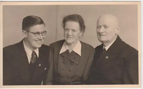 (F5984) Orig. Foto Personen mit Ansteckern, Familie, 1940er