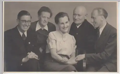 (F5982) Orig. Foto Personen mit Ansteckern, Gruppenfoto, 1940er