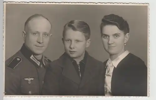 (F3588) Orig. Foto Kabinettfoto, Wehrmacht-Soldat mit Familie vor 1945