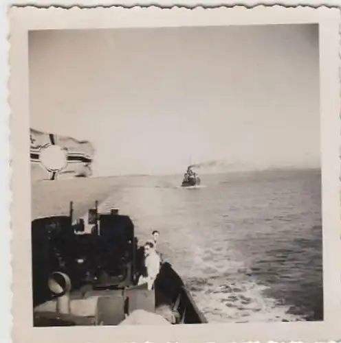 (F2490) Orig. Foto 2.WK, Blick v.e. Marine-Boot, wehende Flagge, 1940er