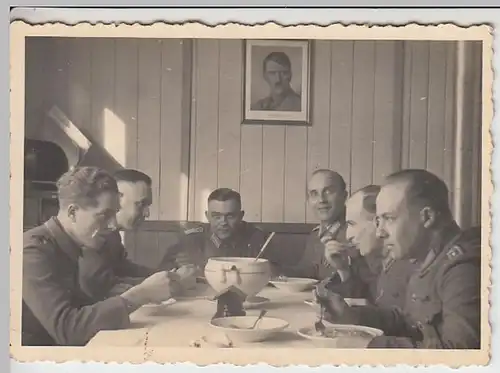 (F2462) Orig. Foto 2.WK, Soldaten / Offiziere beim Suppe löffeln, 1940er