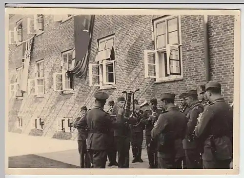 (F2329) Orig. Foto Brake, Waffenübergabe a. Rekruten 1940
