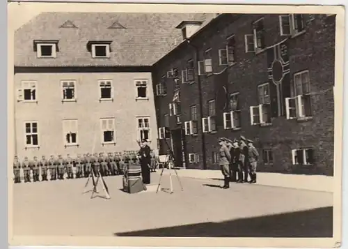 (F2328) Orig. Foto Brake, Waffenübergabe a. Rekruten 1940