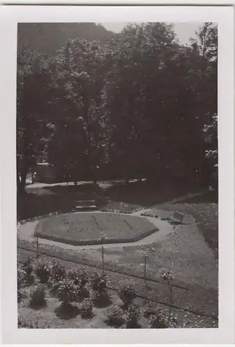 (F2112) Orig. Foto Zierbeet mit Hakenkreuz, 1940er