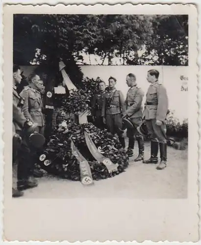 (F2096) Orig. Foto 2.WK, Soldatengrab m. großen Kranz, 1940er