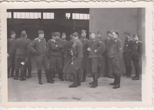 (N219) Orig. Foto 2.WK, Luftwaffe-Soldaten vor einer Flugzeughalle, 1940er