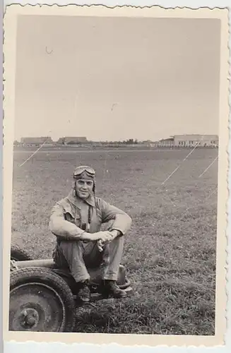 (N150) Orig. Foto 2.WK, Luftwaffe-Pilot auf Fliegerhorst, 1940er